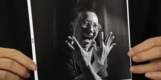 photo-de-liu-xiaobo-dans-les-mains.jpg